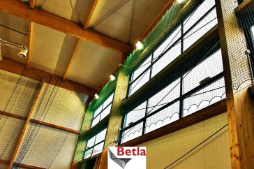  Ochronna siatka do okien hali sportowej - siatki do okien 