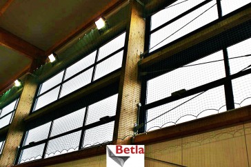  Ochronna siatka do okien hali sportowej - siatki do okien 