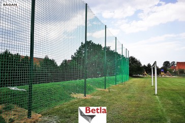 Siatka ochronna na ogrodzenie boiska piłkarskiego