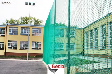  Siatka ochronna zabezpieczająca na ogrodzenie boiska szkolnego 