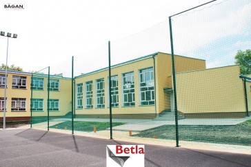  Siatka ochronna zabezpieczająca na ogrodzenie boiska szkolnego 
