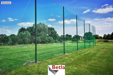  Zabezpieczające ogrodzenie z siatki na boisko szkolne 